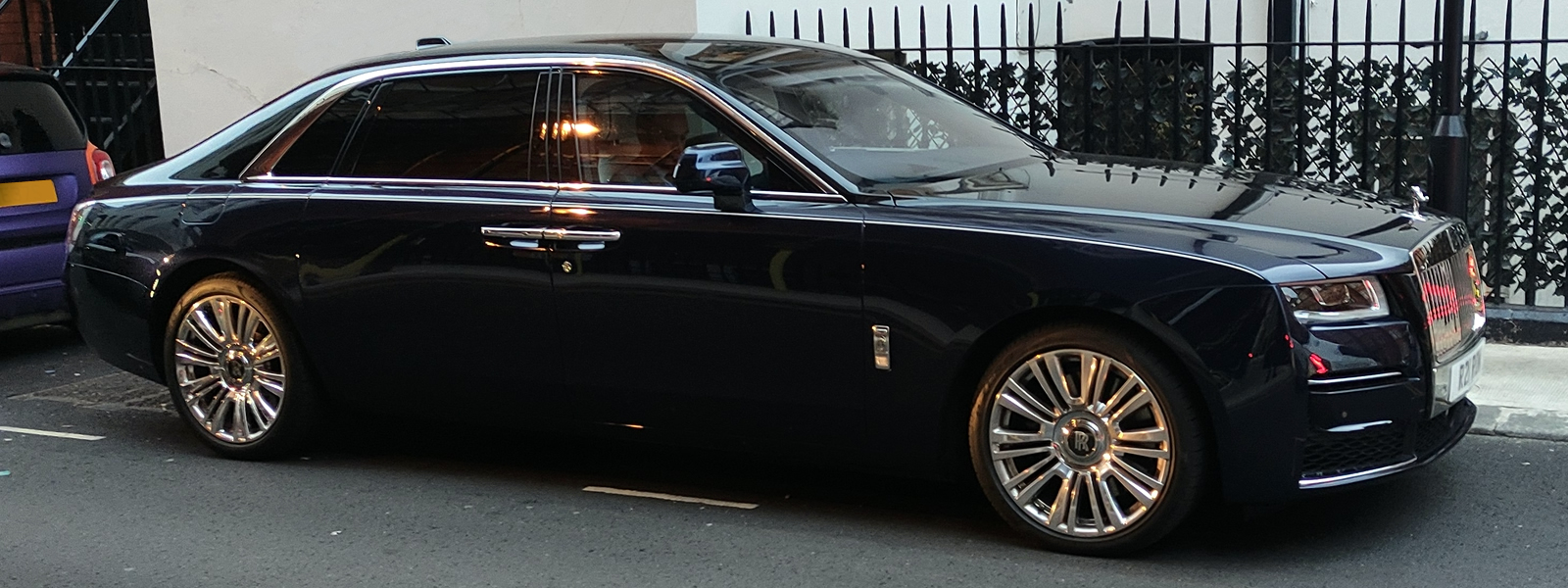 Black Rolls-Royce Phantom Series II