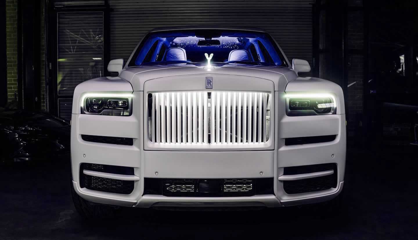Wite Rolls-Roye Cullinan illuminated front grill